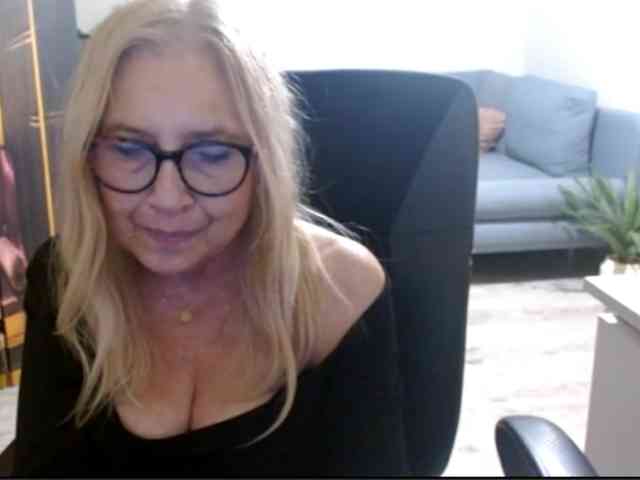 BlondeSofia webcam