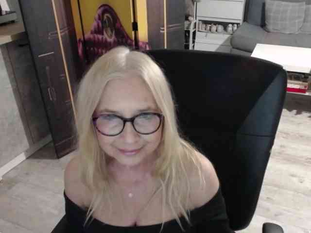 BlondeSofia webcam