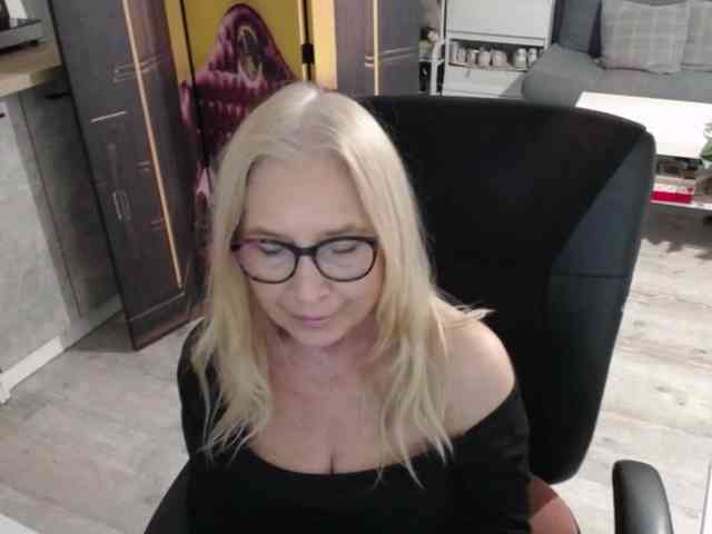 BlondeSofia webcam