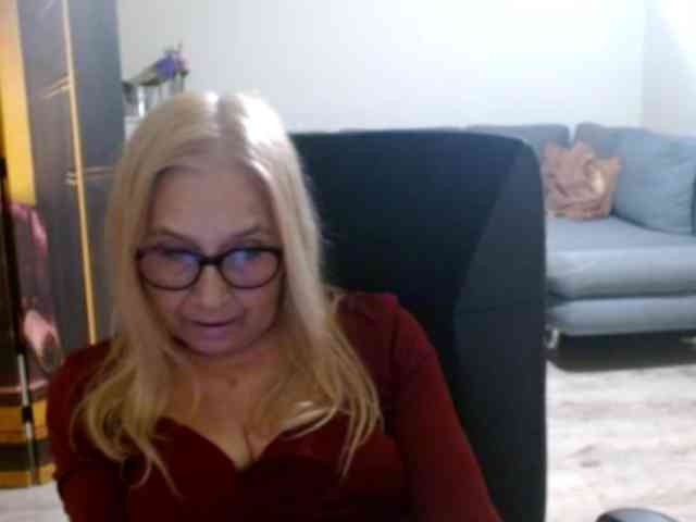 BlondeSofia webcam
