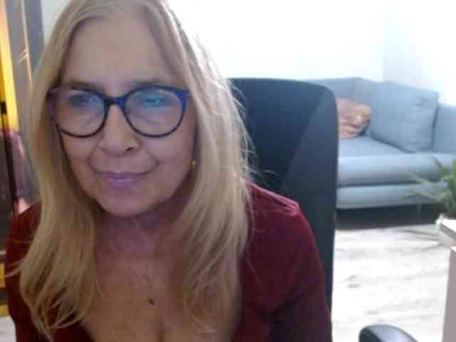 BlondeSofia webcam