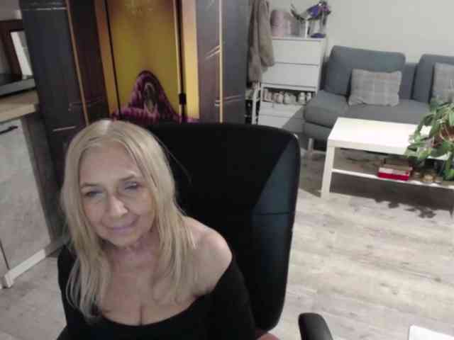 BlondeSofia webcam