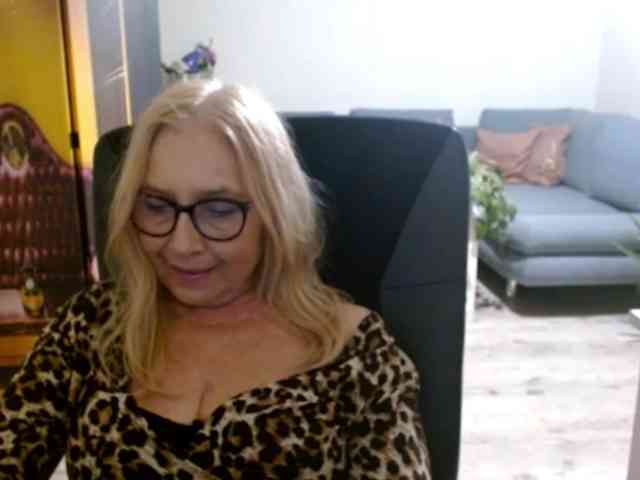 BlondeSofia webcam