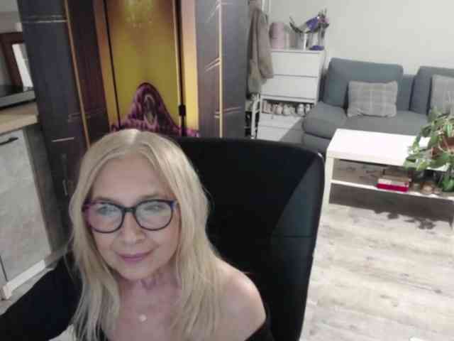 BlondeSofia webcam