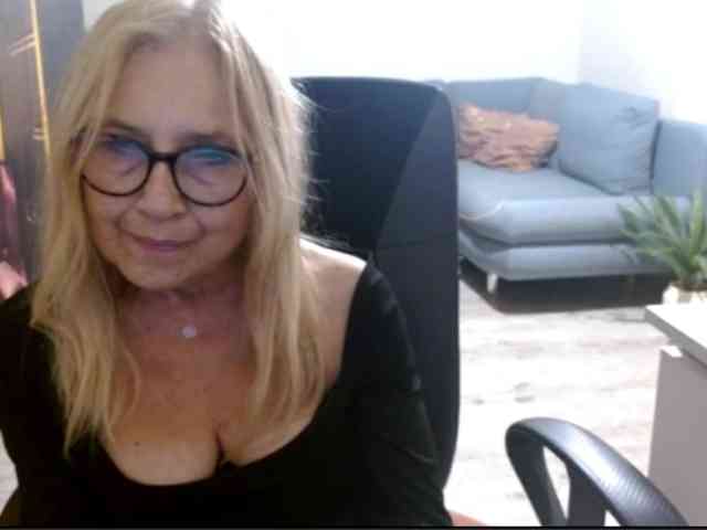 BlondeSofia webcam