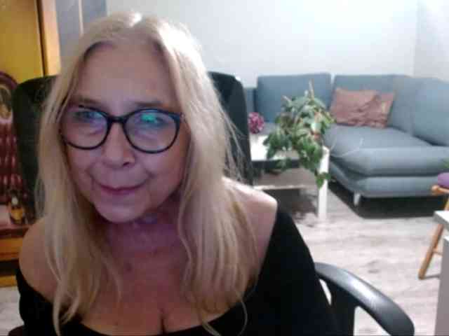 BlondeSofia webcam