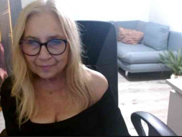 BlondeSofia webcam