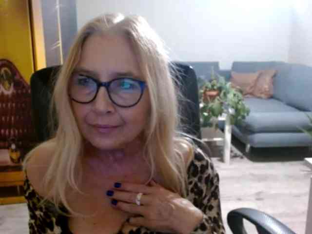 BlondeSofia webcam