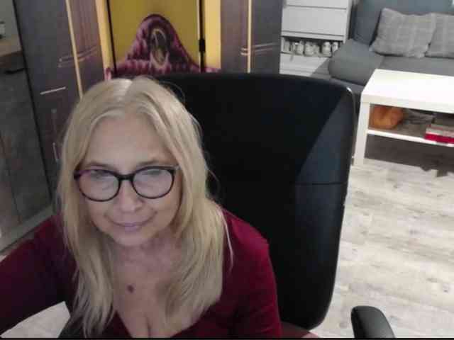 BlondeSofia webcam