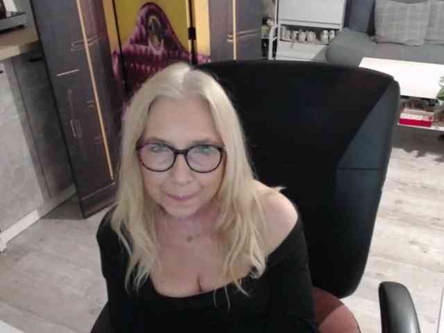 BlondeSofia webcam