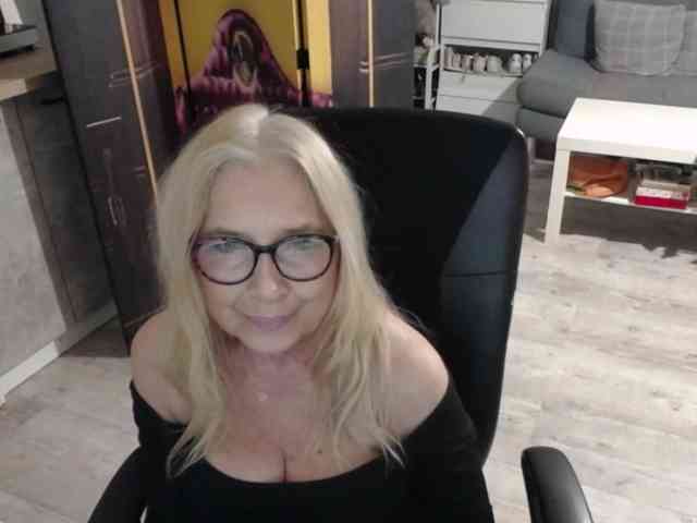 BlondeSofia webcam