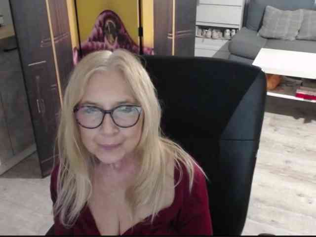 BlondeSofia webcam