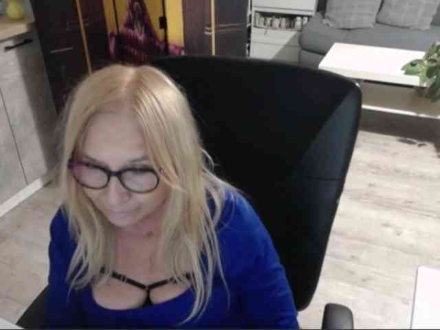 BlondeSofia webcam
