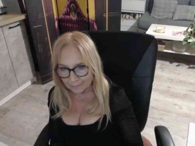 BlondeSofia webcam