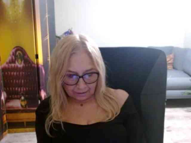 BlondeSofia webcam