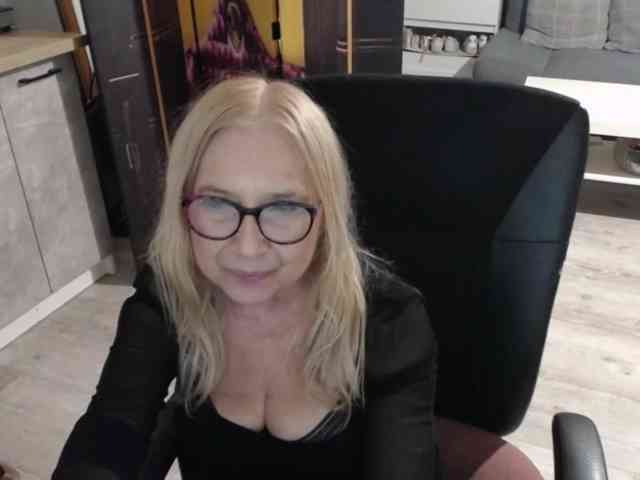 BlondeSofia webcam