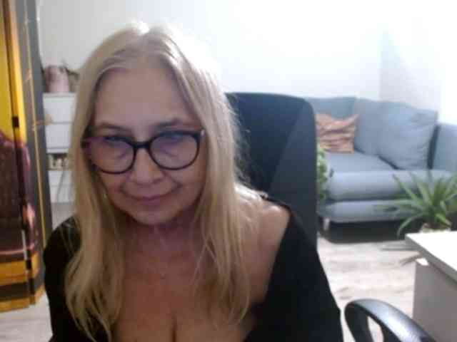 BlondeSofia webcam