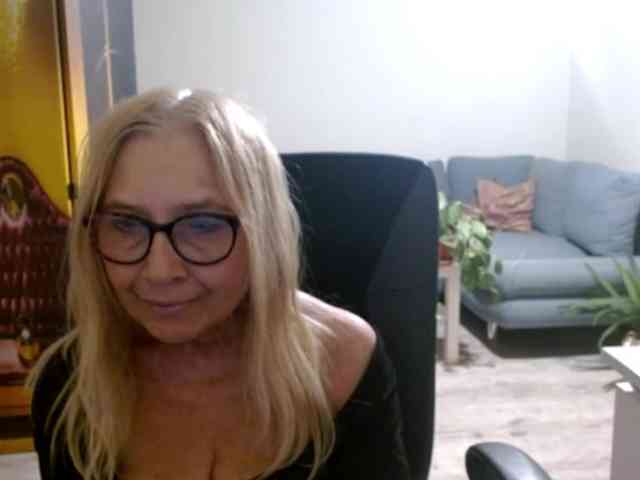 BlondeSofia webcam