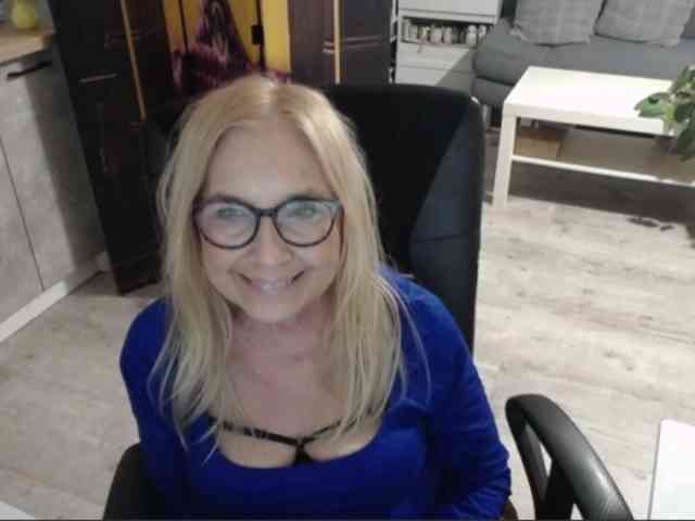 BlondeSofia webcam