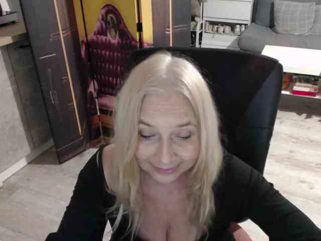 BlondeSofia webcam