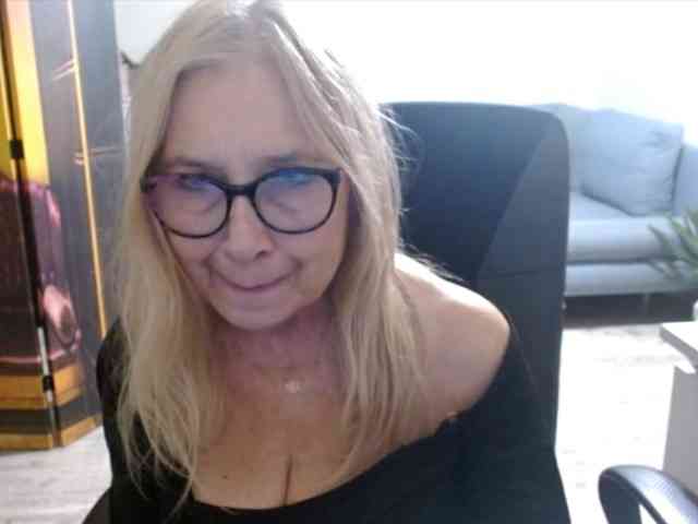 BlondeSofia webcam