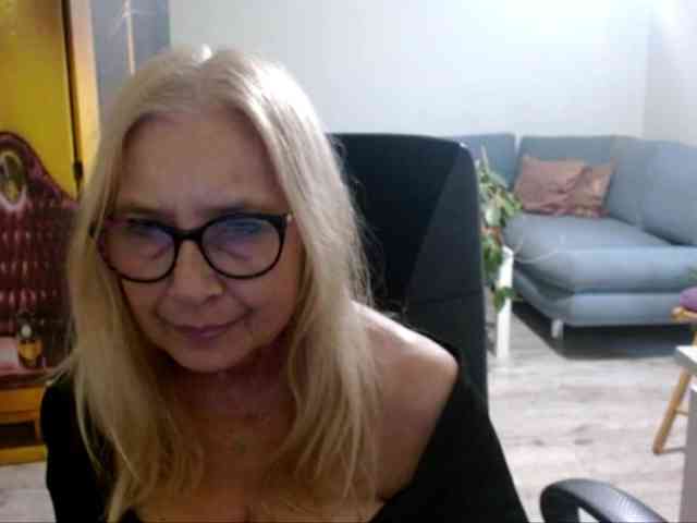 BlondeSofia webcam