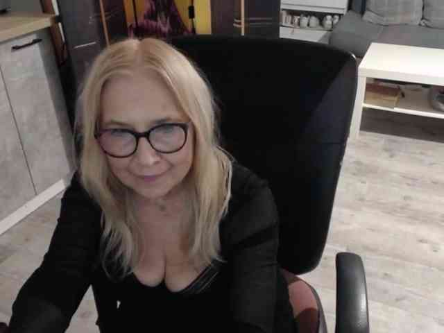 BlondeSofia webcam