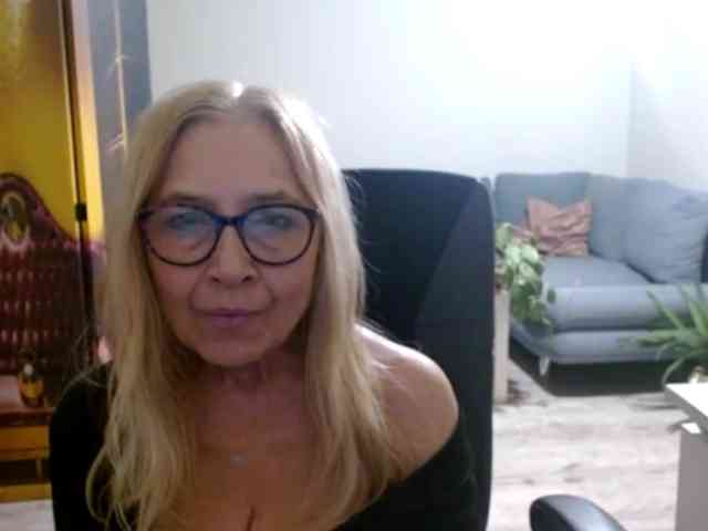 BlondeSofia webcam