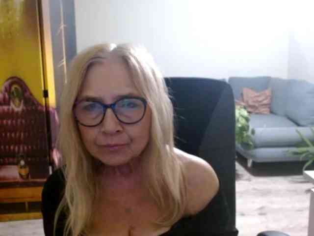 BlondeSofia webcam