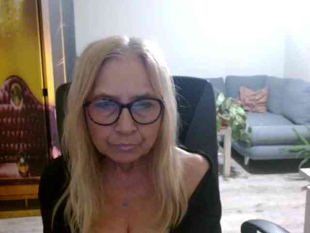 BlondeSofia webcam