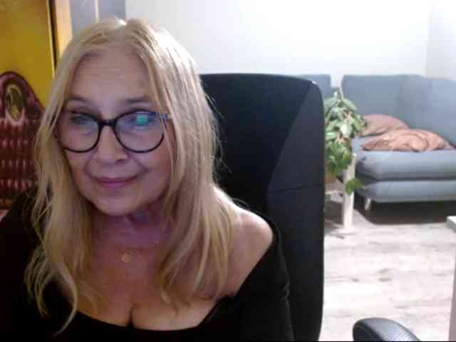 BlondeSofia webcam