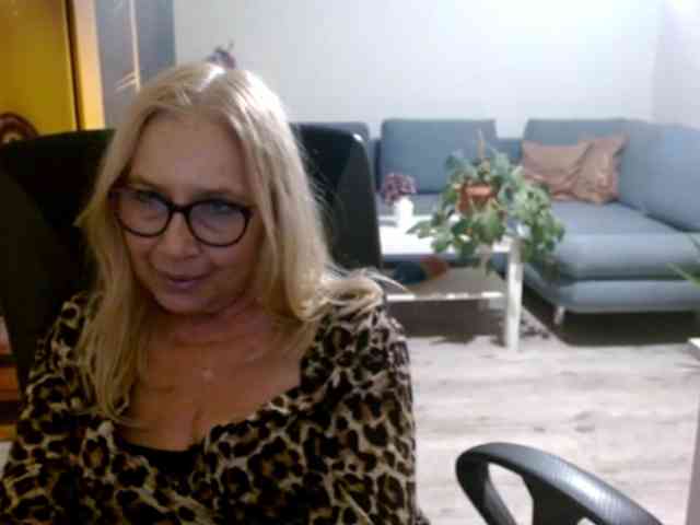 BlondeSofia webcam