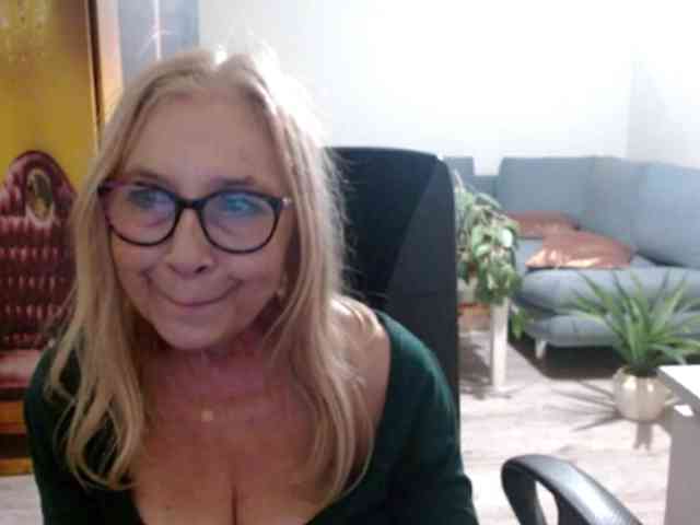 BlondeSofia webcam