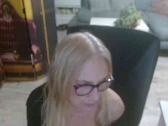 BlondeSofia webcam