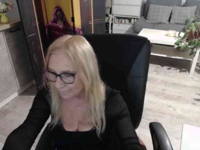 BlondeSofia webcam