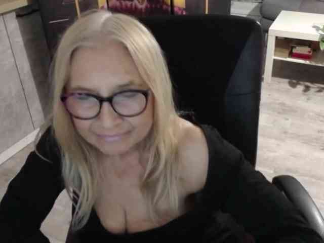 BlondeSofia webcam