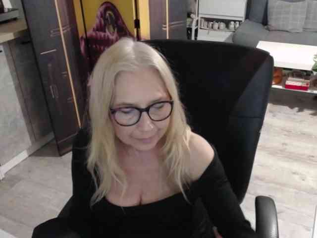 BlondeSofia webcam