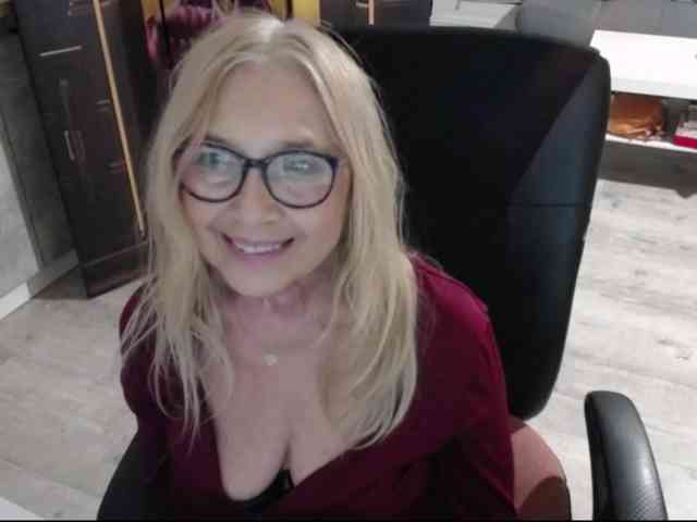BlondeSofia webcam