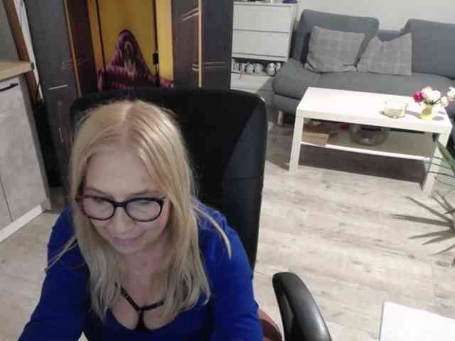 BlondeSofia webcam