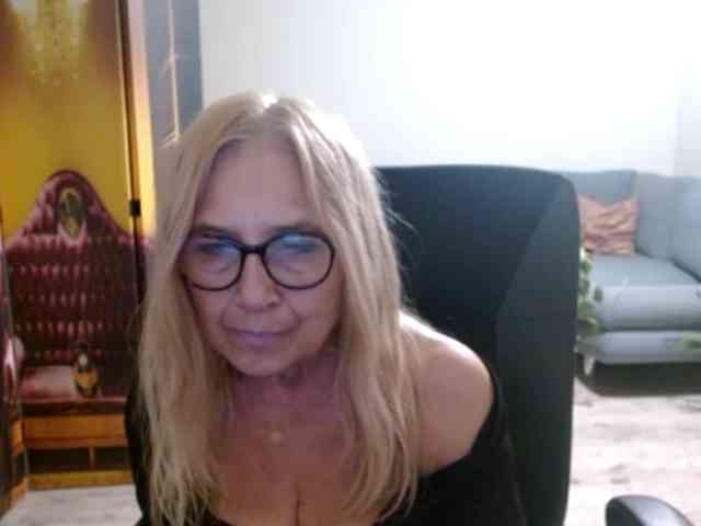 BlondeSofia webcam