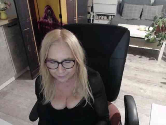 BlondeSofia webcam