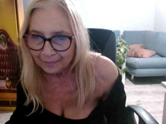 BlondeSofia webcam