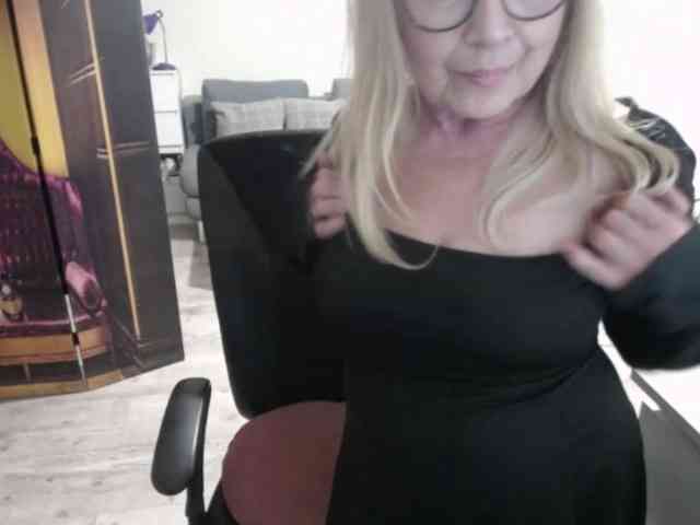 BlondeSofia webcam