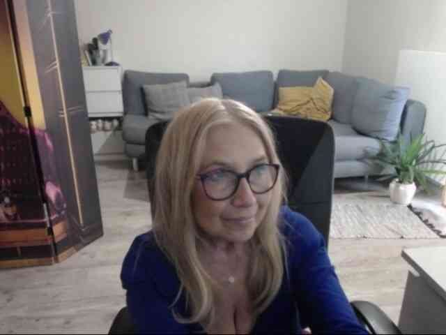 BlondeSofia webcam