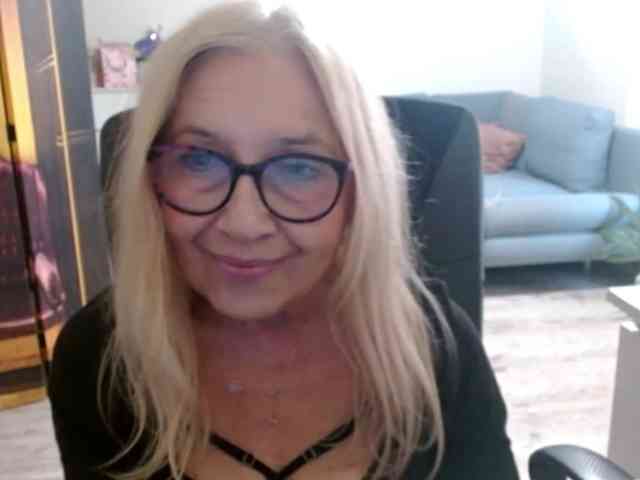 BlondeSofia webcam
