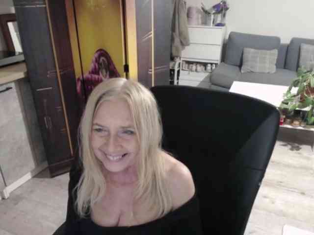BlondeSofia webcam