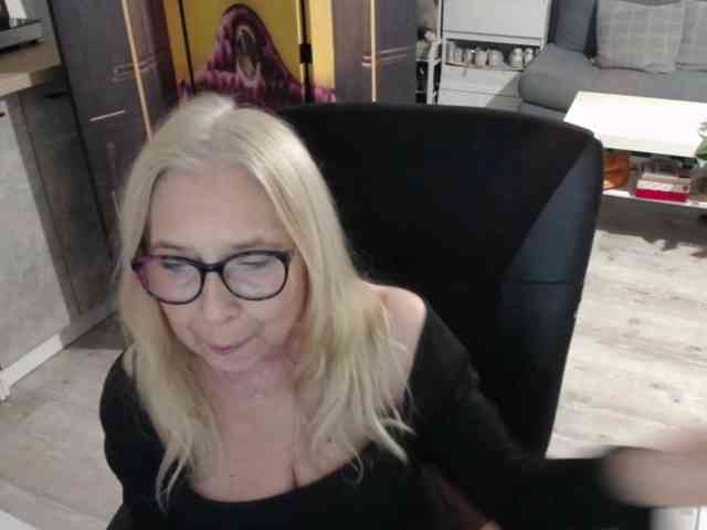 BlondeSofia webcam