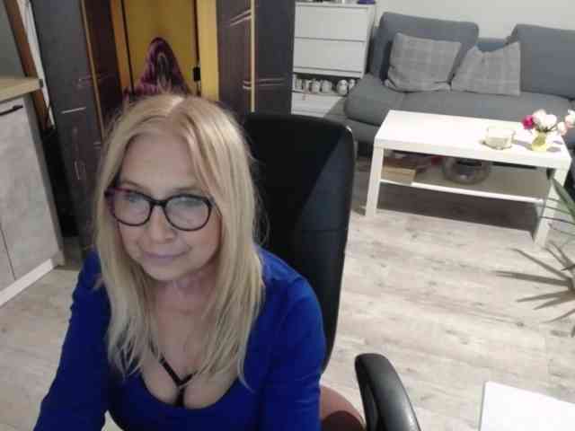 BlondeSofia webcam