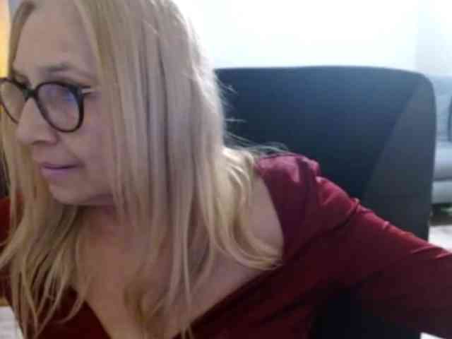 BlondeSofia webcam