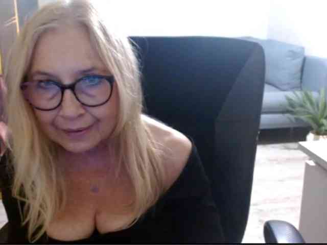 BlondeSofia webcam
